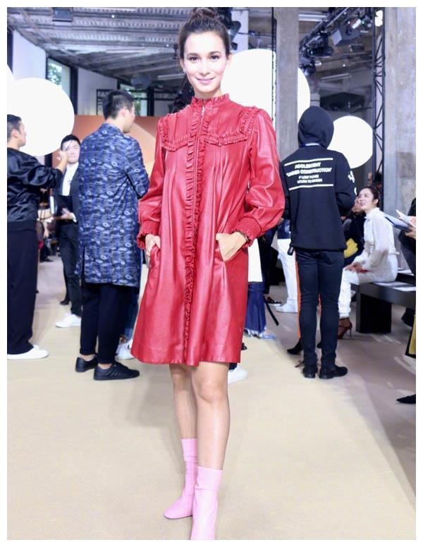 卢靖姗照片曝光,一身红衣配粉靴