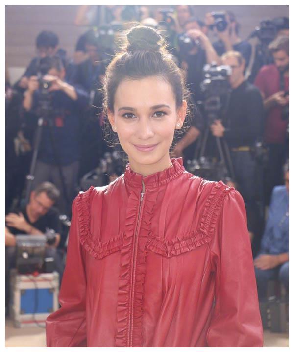 卢靖姗照片曝光,一身红衣配粉靴