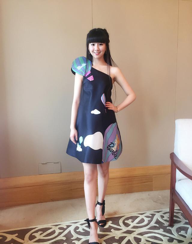 小彩旗再露面胖到没下巴 网友：杨丽萍竟然不管管？