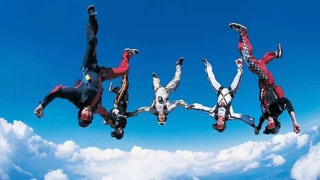 跳伞不带降落伞！老外挑战万米高空无保护降落，镜头拍下全过程