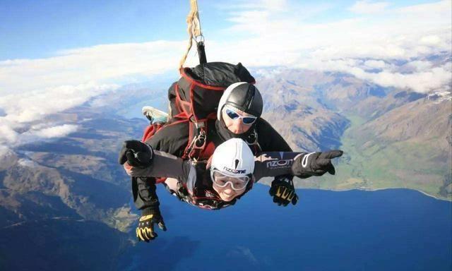 跳伞不带降落伞！老外挑战万米高空无保护降落，镜头拍下全过程