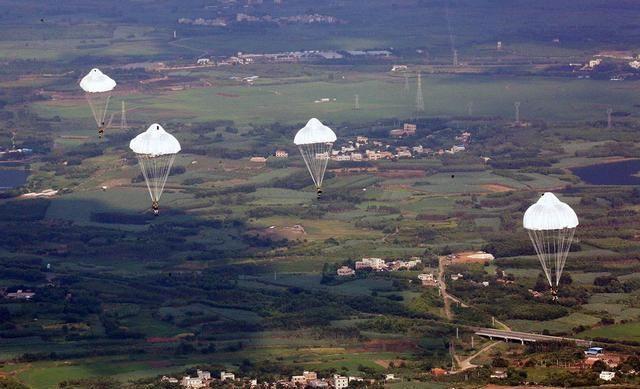 跳伞不带降落伞！老外挑战万米高空无保护降落，镜头拍下全过程