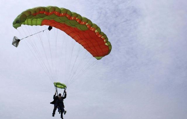 跳伞不带降落伞！老外挑战万米高空无保护降落，镜头拍下全过程