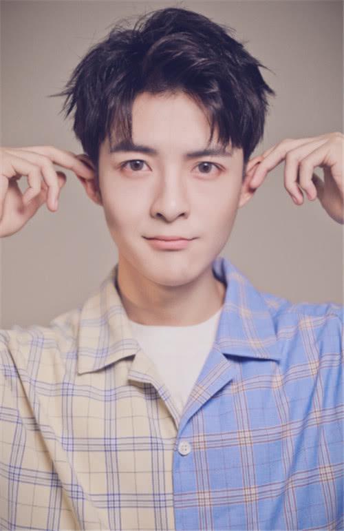 管栎说自己小时候是个胖子,看到这张照片,“大脸”真实过分了!