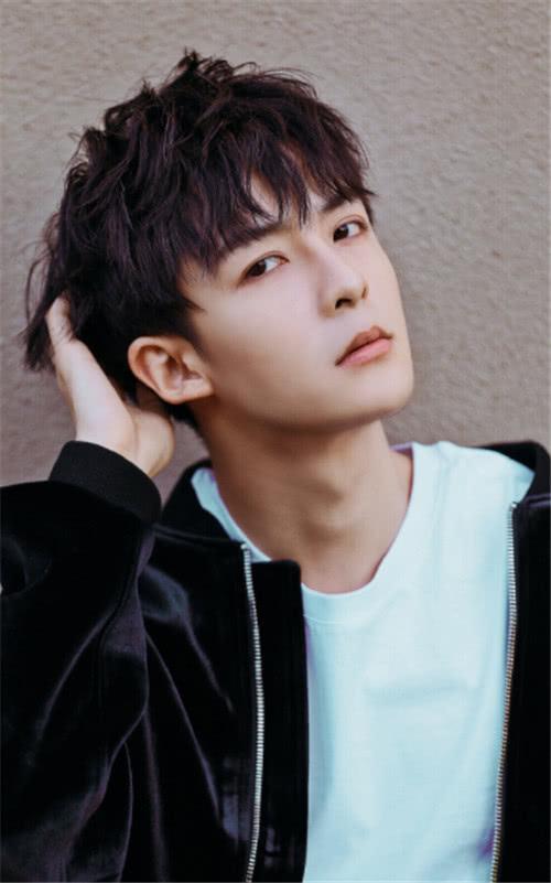 管栎说自己小时候是个胖子,看到这张照片,“大脸”真实过分了!