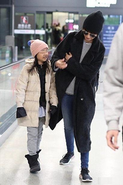 袁泉带女儿现身机场,女儿罕见露面像极了妈妈