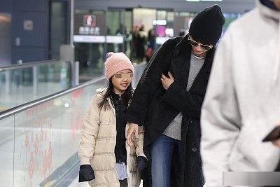 袁泉带女儿现身机场,女儿罕见露面像极了妈妈