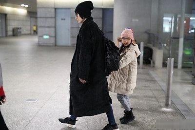 袁泉带女儿现身机场,女儿罕见露面像极了妈妈