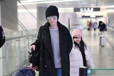 袁泉带女儿现身机场,女儿罕见露面像极了妈妈