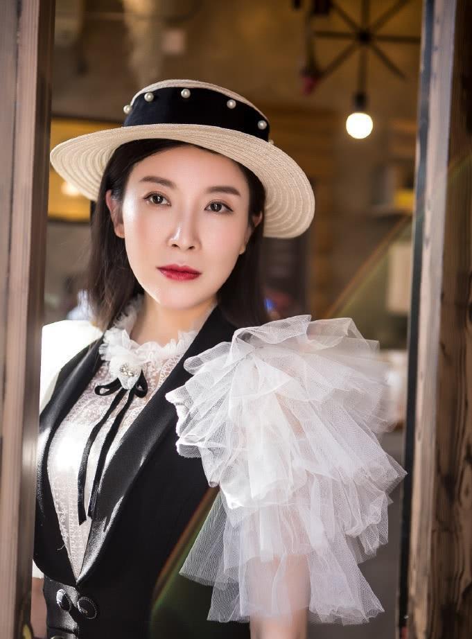 年轻时长得漂亮,25岁嫁富豪生一儿一女,41岁越活越有女神范