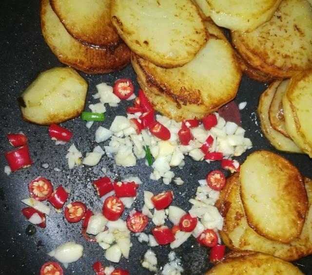 椒盐土豆片，香辣酥脆，咬一口直掉渣，吃完浑身冒热汗