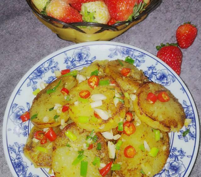 椒盐土豆片，香辣酥脆，咬一口直掉渣，吃完浑身冒热汗