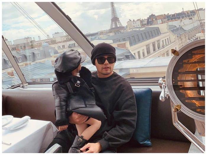 周董昆凌花样秀恩爱，却被小公主抢镜，小周周大长腿太亮眼