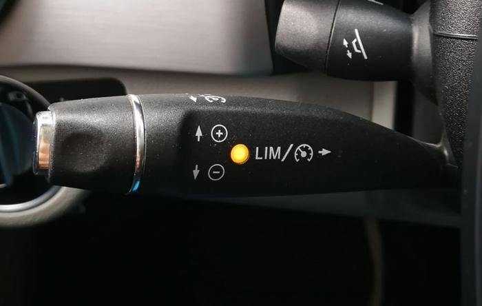 失控奔驰车主开微博自称神车手,韩寒质疑事件的真实性