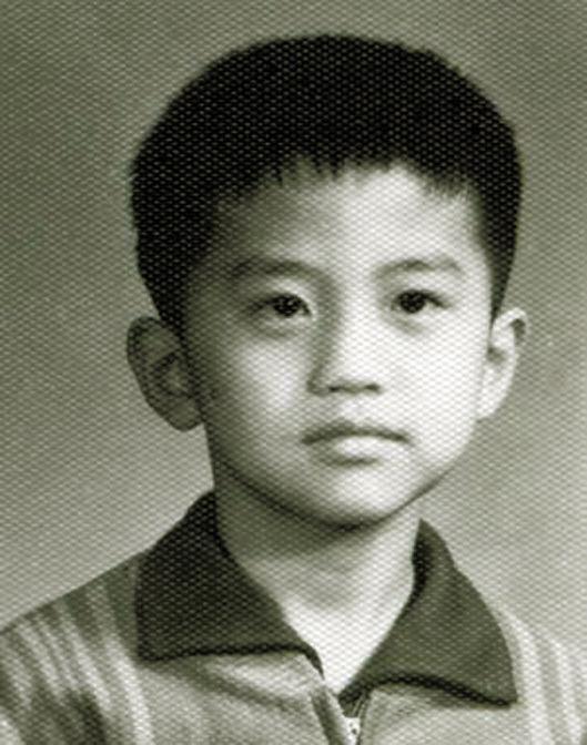 晒了一张没见过的鹿晗小时候的照片,好像发现了什么