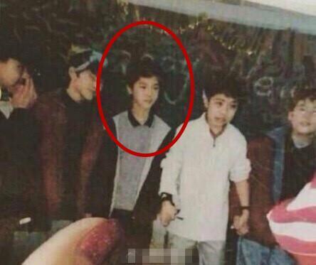 晒了一张没见过的鹿晗小时候的照片,好像发现了什么