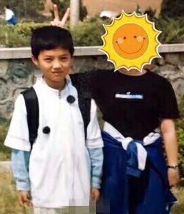 晒了一张没见过的鹿晗小时候的照片,好像发现了什么