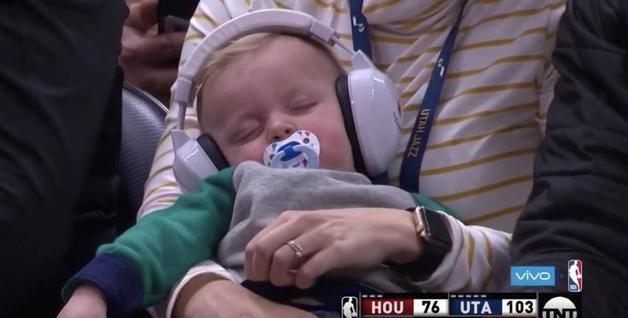 迈卡威在垃圾时间才捞到上场机会, 还成了火箭惨败的遮羞布