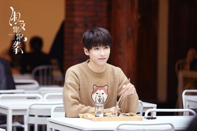 贾征宇帅气亮相搜狐之夜 黑色绅士西装诠释时尚风潮