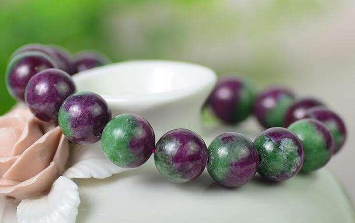 绿帘石也叫红绿宝石那么佩戴绿帘石有些什么好处？