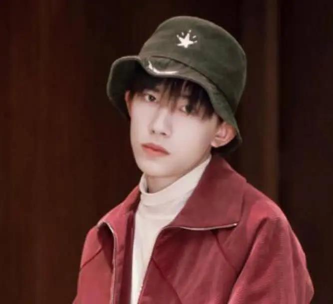 再也不说鹿晗和陈小纭长得像了,看到易烊千玺和她后,这才是复制