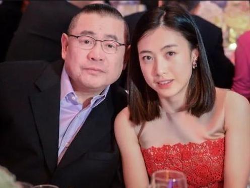 香港富豪刘銮雄花3亿换肾,1年之后妻子怀孕,他66岁再次当爸