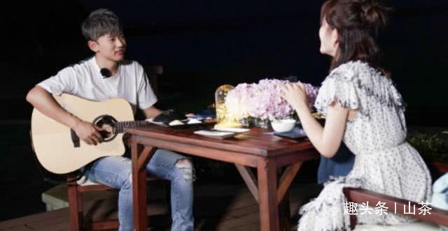 妻旅：谢娜下车意外走光，张杰不经意的一个动作，引热议！