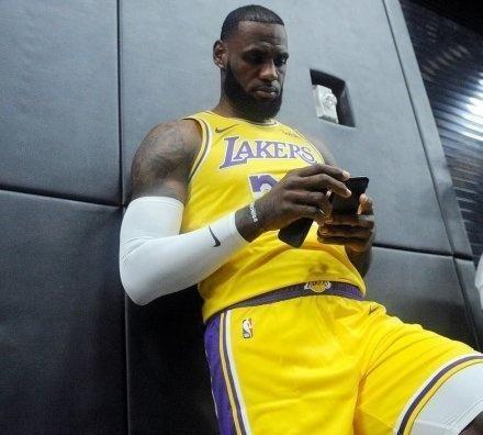 浓眉哥因要求交易被罚5万刀，这是玩笑？他打球八分钟就能赚到了