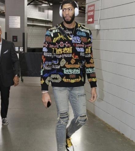 浓眉哥因要求交易被罚5万刀，这是玩笑？他打球八分钟就能赚到了