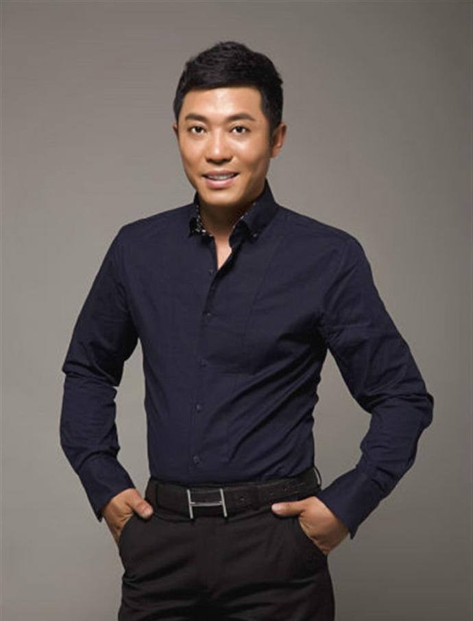 歌星黑龙现身YY文静直播现场并与舞帝利哥连麦,称赞利哥影响大