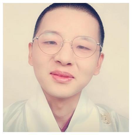 青暮从山被指P图过度？照片中是翩翩君子，直播却像变了个人