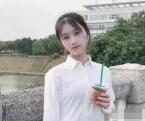 高配版“奶茶妹妹”火了，看到她拿奶茶的照片，网友：同样的配方