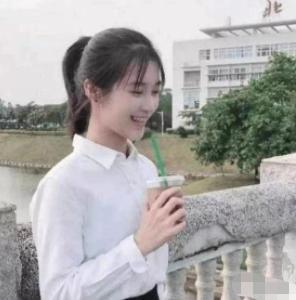 高配版“奶茶妹妹”火了，看到她拿奶茶的照片，网友：同样的配方