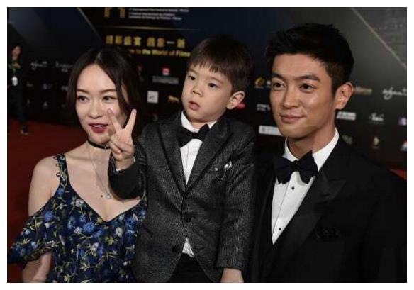 老公杜江过生日霍思燕晒出全家福，一家颜值很高嗯哼长的很像爷爷