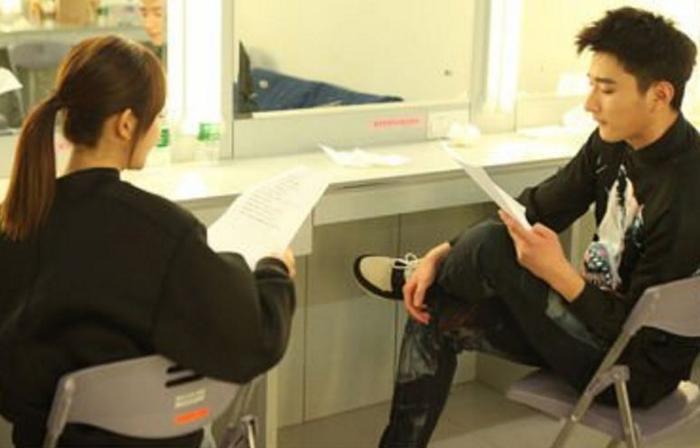 于小彤海陆相差十岁的姐弟恋早已结束，当年当街热吻也是很甜了