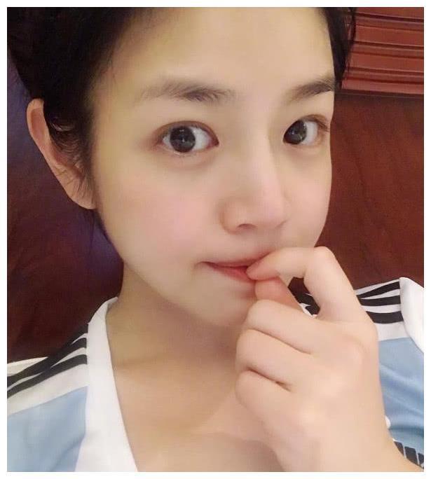 辣妈陈妍希晒出素颜美照,自爆自己是伪球迷!