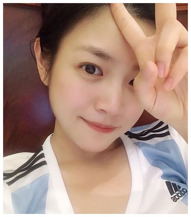 辣妈陈妍希晒出素颜美照,自爆自己是伪球迷!