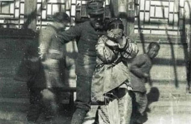 清末老照片：八国联军街头搂少女，酷刑下无人能坚持3小时