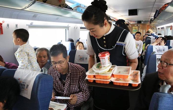 高铁上吃盒饭真的算贵吗？看完才知道铁路公司的不容易