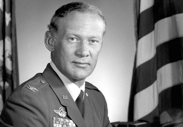 美国这位登月英雄,干掉两架米格15!称战斗惨烈,改变一代太空人