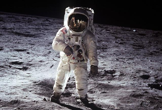 美国这位登月英雄,干掉两架米格15!称战斗惨烈,改变一代太空人