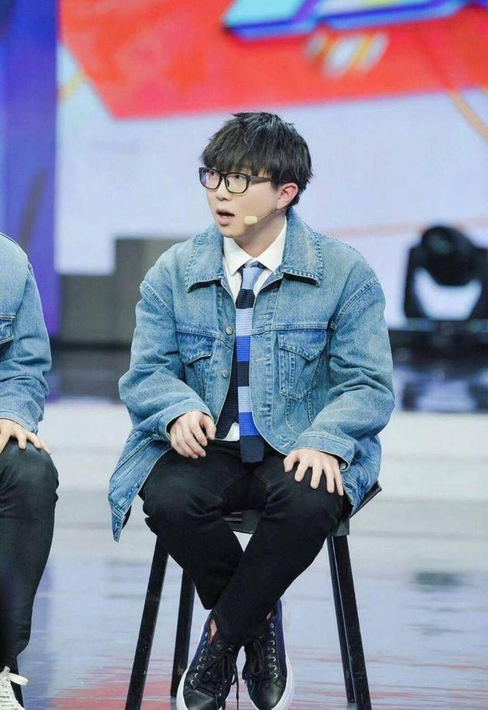 于文文空降快乐大本营，与毛不易共同献唱《体面》