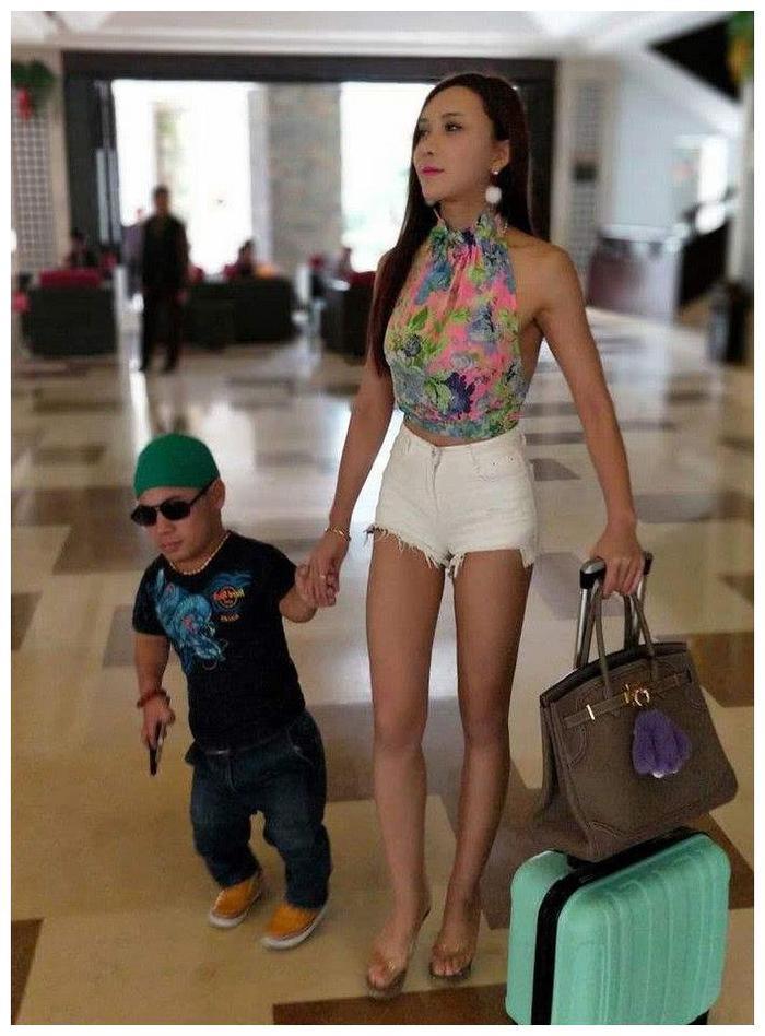 曾靠出演潘金莲走红，交往了一米侏儒小男友，穿婚纱美