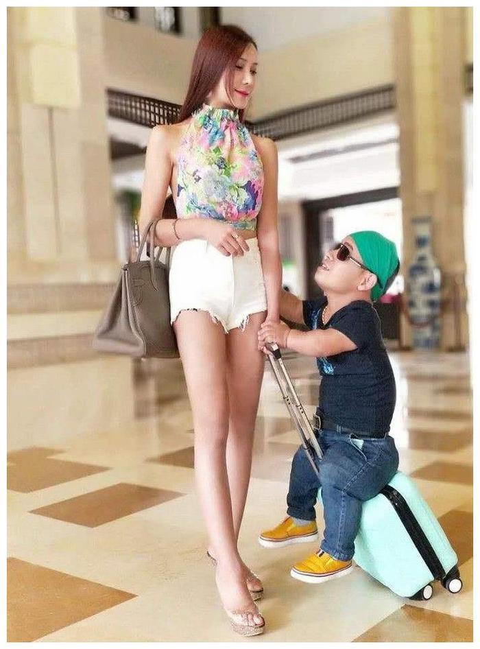 曾靠出演潘金莲走红，交往了一米侏儒小男友，穿婚纱美