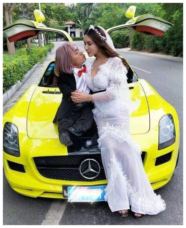 曾靠出演潘金莲走红，交往了一米侏儒小男友，穿婚纱美