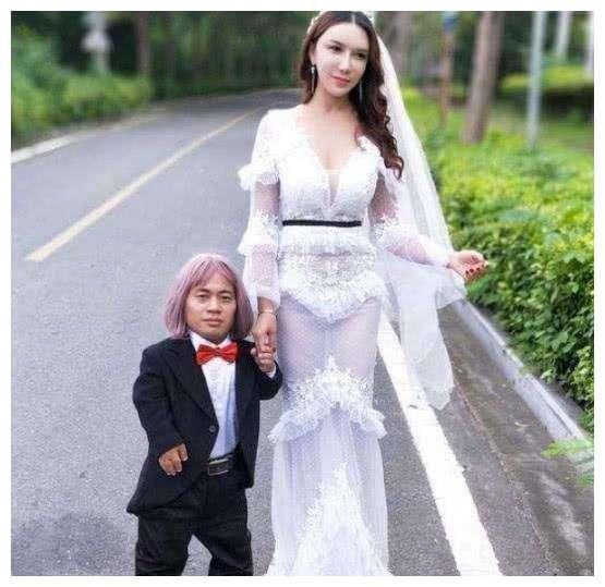 曾靠出演潘金莲走红，交往了一米侏儒小男友，穿婚纱美
