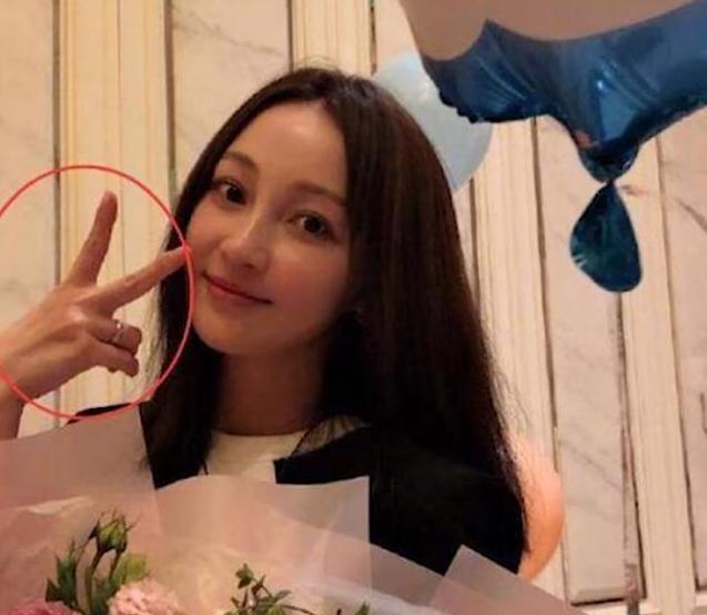 姚笛新婚丈夫曝光，资产雄厚！网友：怪不得不和文章复合