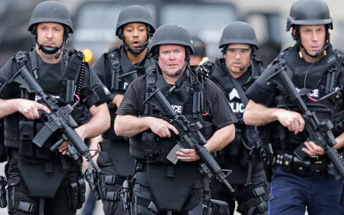 美国警官卧底27年，多次向上司申请，再不收网自己就成黑帮老大了