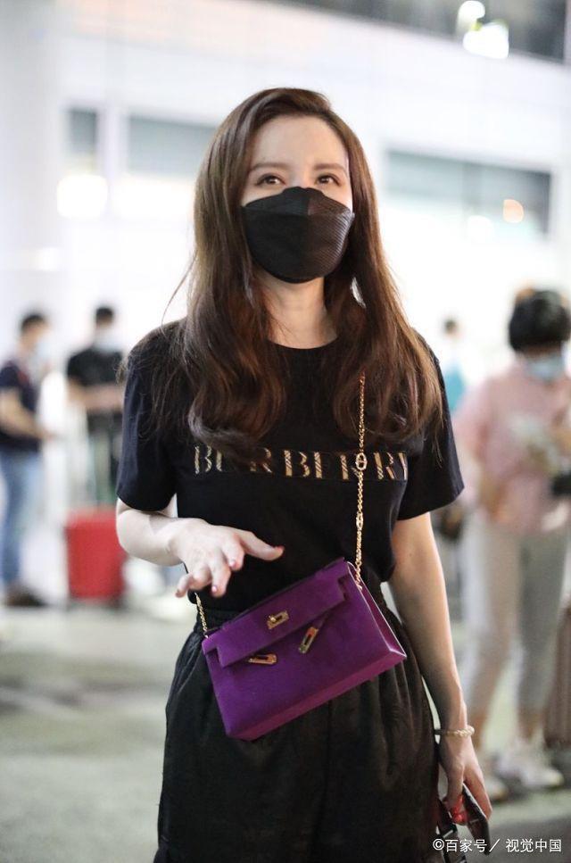 耀客传媒老板娘张萌深夜抵达长沙，全黑LOOK背紫包摩登有范