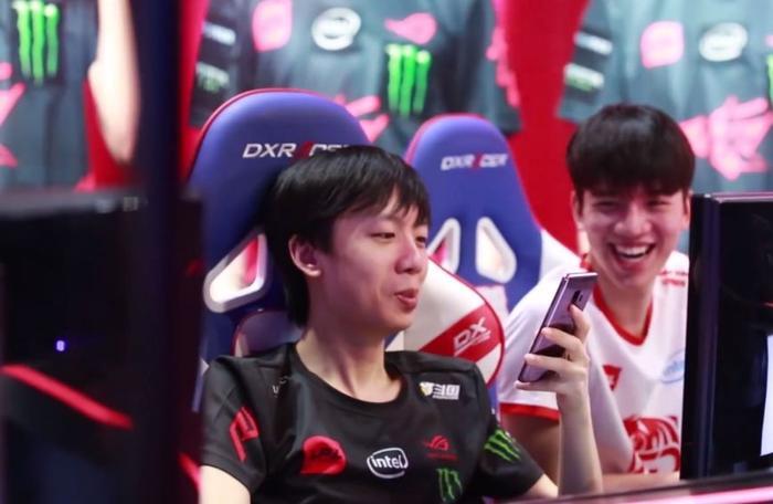 看SMLZ的直播还真赚到了,键位设置与众不同,起凡玩家无疑